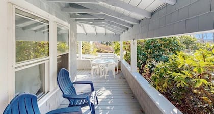 Bright, spacious getaway with full kitchen, furnished porch & WiFi - near trails