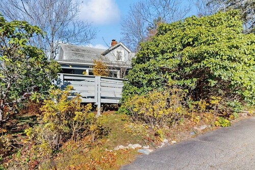 Bright, spacious getaway with full kitchen, furnished porch & WiFi - near trails