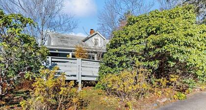 Bright, spacious getaway with full kitchen, furnished porch & WiFi - near trails