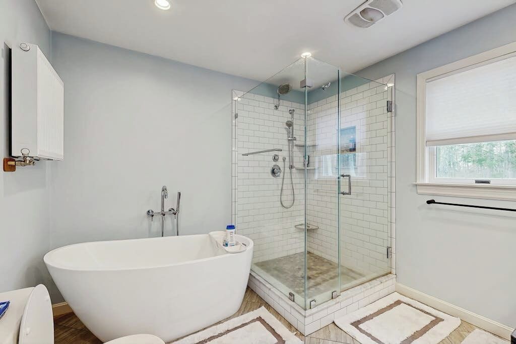 Douche, séchoir à cheveux, serviettes fournies