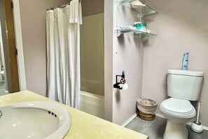 Shower, hair dryer, towels - Charming apartment with ocean views, private deck, and easy bay access (Trenton)