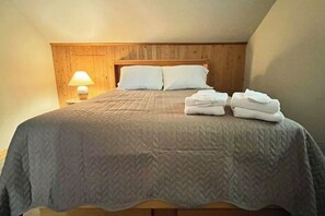 Free WiFi, bed sheets - Charming apartment with ocean views, private deck, and easy bay access (Trenton)