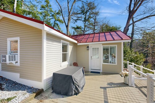 Charming cottage with a spacious deck overlooking the Megunticook River