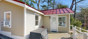 Charming cottage with a spacious deck overlooking the Megunticook River