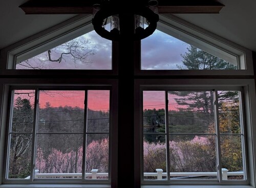 Charming cottage with a spacious deck overlooking the Megunticook River