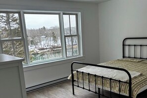 4 bedrooms, desk, iron/ironing board, free WiFi - Gorgeous Oceanfront Home with Hot Tub, Modern Remodel, and Stunning Views (Wiscasset)