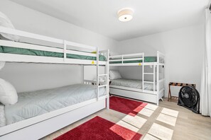 4 bedrooms, desk, iron/ironing board, WiFi (free) - The Lighthouse: Gorgeous Oceanfront Home with Hot Tub, Modern Remodel, and Stunning Views (Wiscasset)