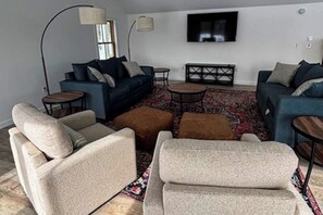 TV, books - Gorgeous Oceanfront Home with Hot Tub, Modern Remodel, and Stunning Views (Wiscasset)