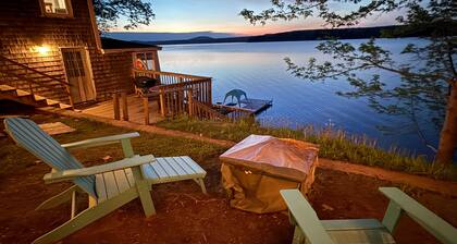 Idyllic Lakefront Retreat: pvt dock & beach for kayaking, swimming & fishing