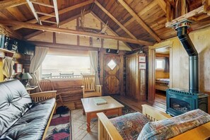 Una televisión, una chimenea, un reproductor estéreo
