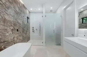 Haartrockner, Handtücher, Seife, Toilettenpapier