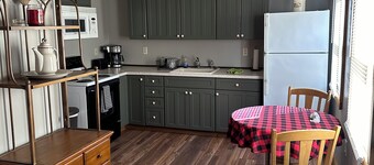Cozy 2-bedroom cottage in serene Dingmans Ferry with AC