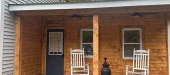 Cozy 2-bedroom cottage in serene Dingmans Ferry with AC