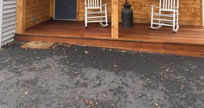Cozy 2-bedroom cottage in serene Dingmans Ferry with AC