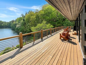 Terrace/patio - Swimming Bear Lodge - Lakefront | Platform Dock | Pet Friendly | Game Room (Cherry Log)