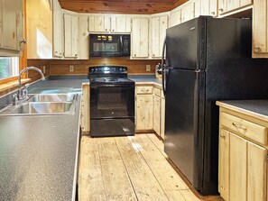 Private kitchen - Aska Bear - Mountain View | Pet Friendly | Hot Tub | Firepit | Gameroom (Blue Ridge)