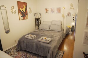 Tabla de planchar con plancha, wifi y ropa de cama 