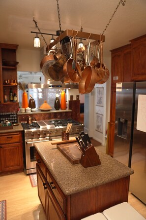Private kitchen - Artful Craftsman Bungalow Near Beach and Downtown San Pedro (Los Angeles)
