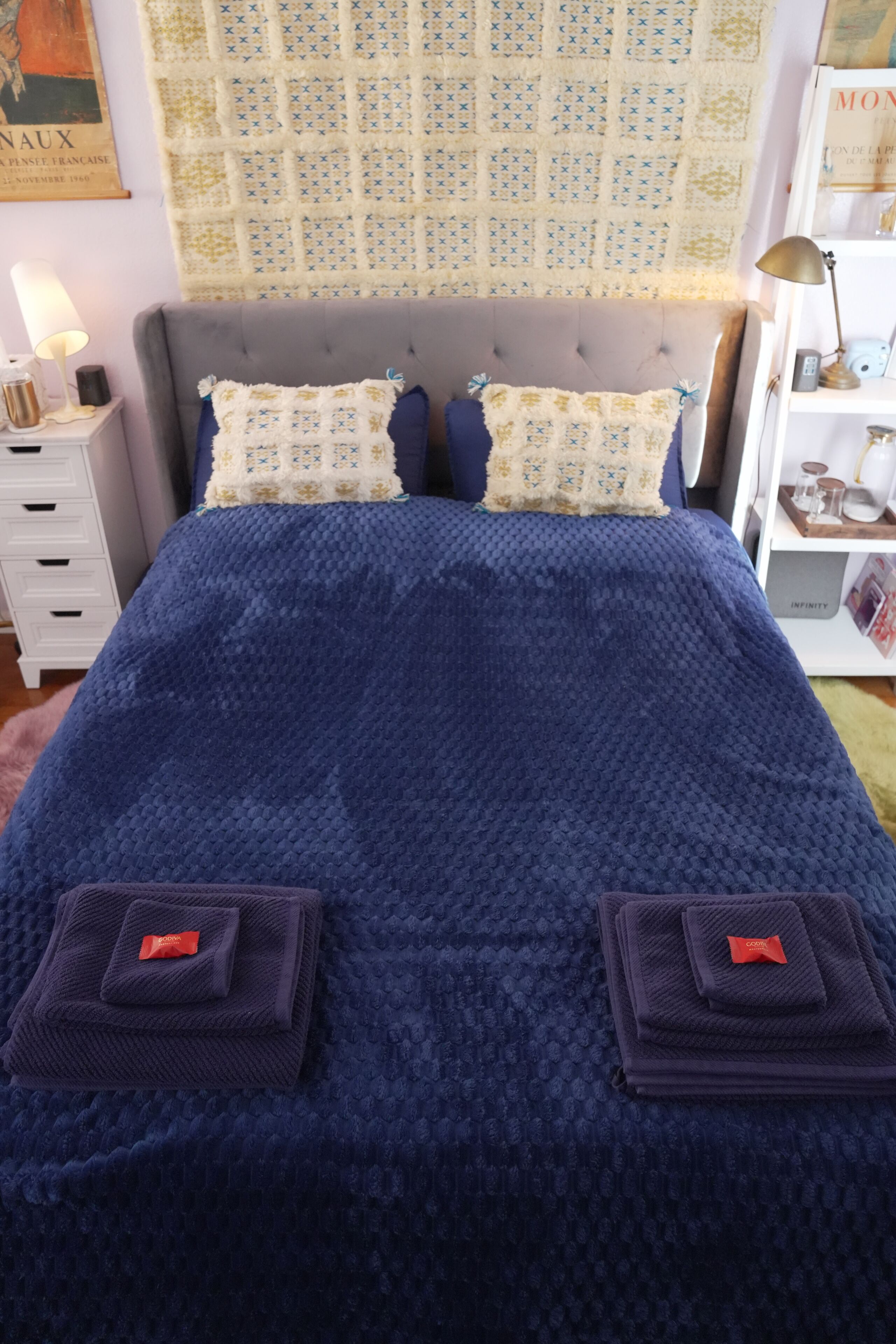 Tabla de planchar con plancha, wifi y ropa de cama 