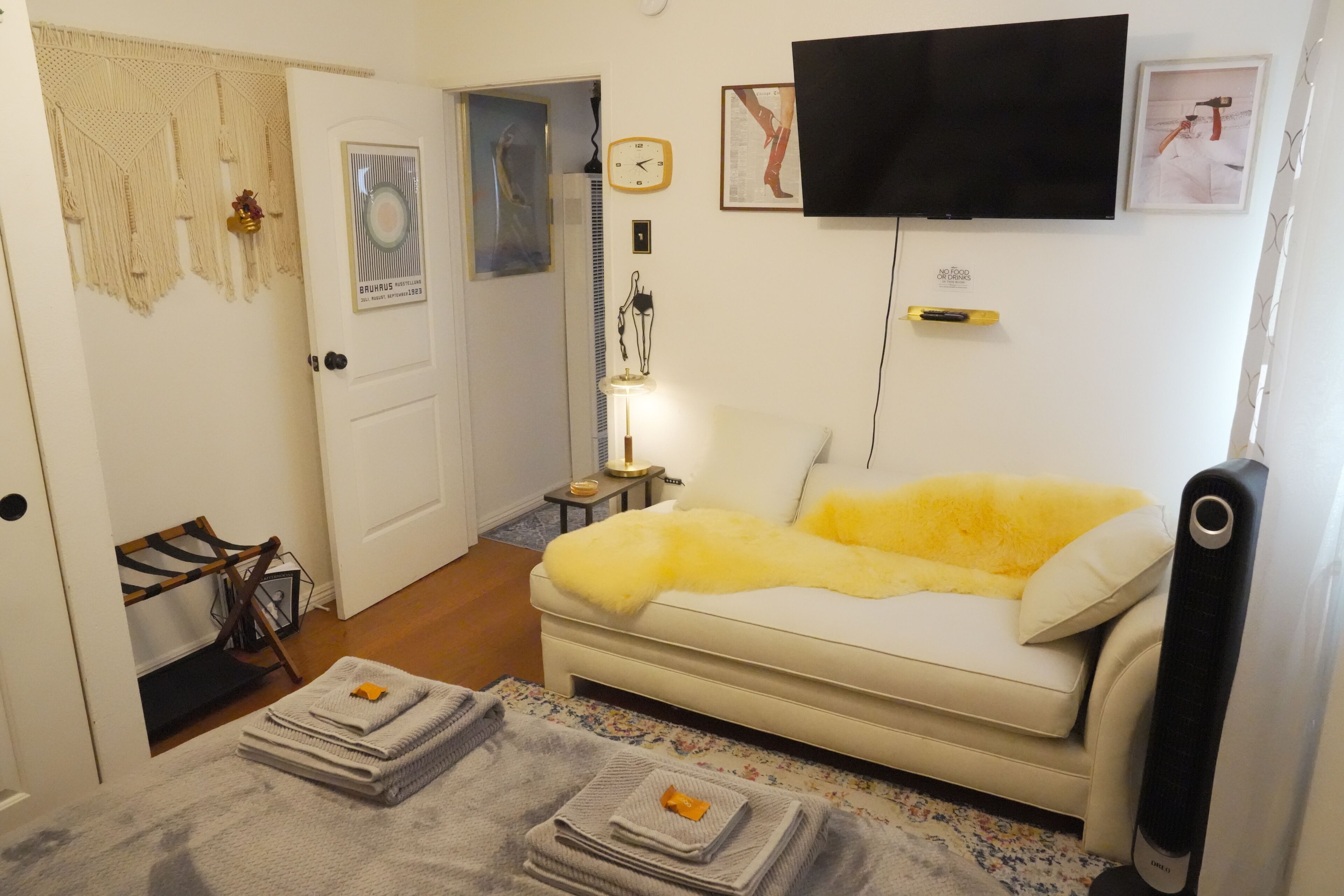 Iron/ironing board, WiFi, bed sheets