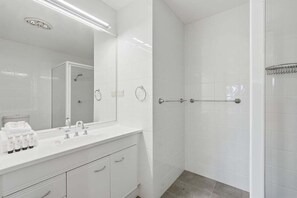 Hair dryer, towels, soap, shampoo - Garden Villa at Diggers (Coffs Harbour)