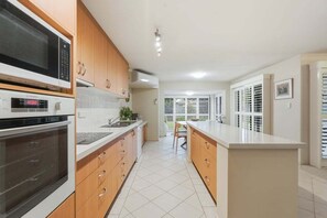 Fridge, microwave, oven, dishwasher - Garden Villa at Diggers (Coffs Harbour)