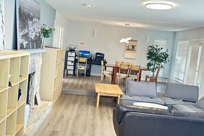Living area - West Van Lodge-10 minutes walk to beach. Close to Freeway. (West Vancouver)