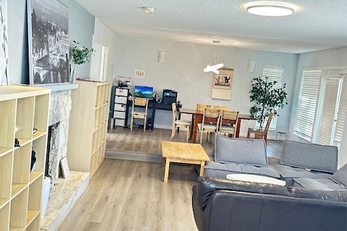 West Van Lodge-10 minutes walk to beach. Close to Freeway.