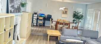 West Van Lodge-10 minutes walk to beach. Close to Freeway.