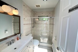 Bathroom - West Van Lodge-10 minutes walk to beach. Close to Freeway. (West Vancouver)