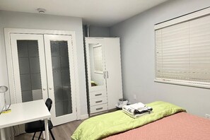 Room - West Van Lodge-10 minutes walk to beach. Close to Freeway. (West Vancouver)