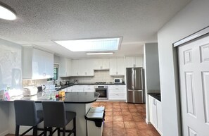 Private kitchen - West Van Lodge-10 minutes walk to beach. Close to Freeway. (West Vancouver)