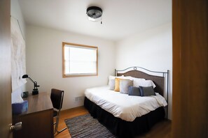 Tabla de planchar con plancha, wifi, ropa de cama