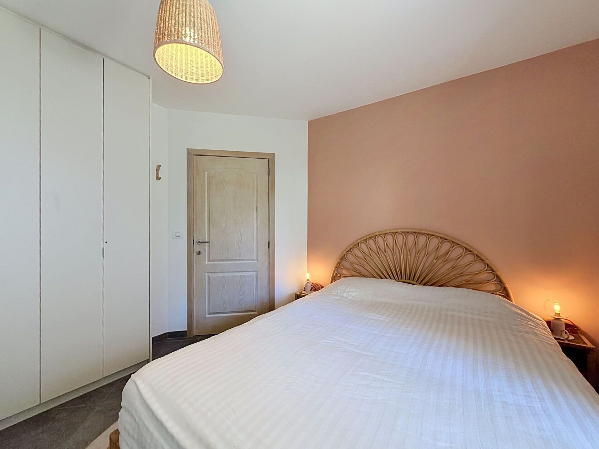 Travel crib, free WiFi