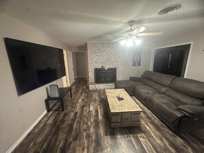 Living area - Spacious 5-bedroom house near ACU (Abilene)