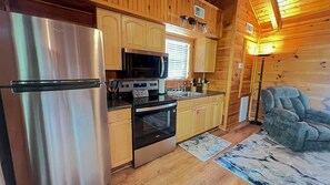 Fridge, microwave, oven, stovetop - New Renovation! Honeymoon Cabin · Hot Tub · Near Wedding Chapels. and park! (Gatlinburg)