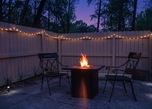 Terrace/patio - New Renovation! Honeymoon Cabin · Hot Tub · Near Wedding Chapels. and park! (Gatlinburg)