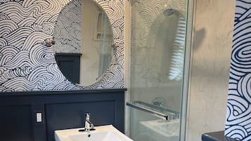 Douche, sĂšche-cheveux, serviettes fournies, savon