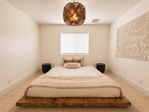 Desk, WiFi, bed sheets - Desert Wellness House, Stargazing, Fire Pit and Open Views (Joshua Tree)