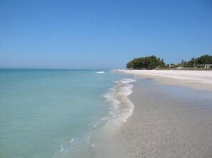 A beach with clear water, a sandy shore, and a small cluster of trees. - Longboat Key Paradise! Pool ~ Beach ~  Kayaking ~ Shopping (Longboat Key)