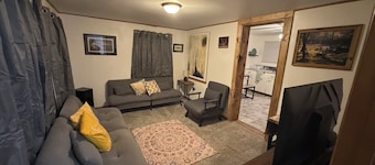 Cozy 2-bedroom cabin in delightful Arkdale with AC