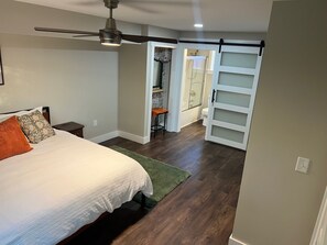 Tabla de planchar con plancha, wifi gratis y ropa de cama 