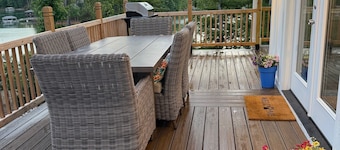 Cozy 2-bedroom house on Lake Keowee with private dock