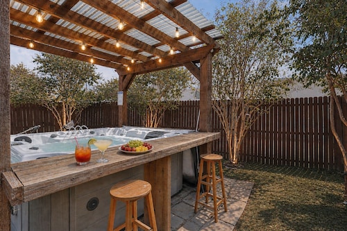 Prime Location- 4BR | Hot Tub, BBQ & Kids Play Zone