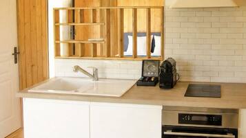 Fridge, oven, coffee/tea maker, cookware/dishes/utensils