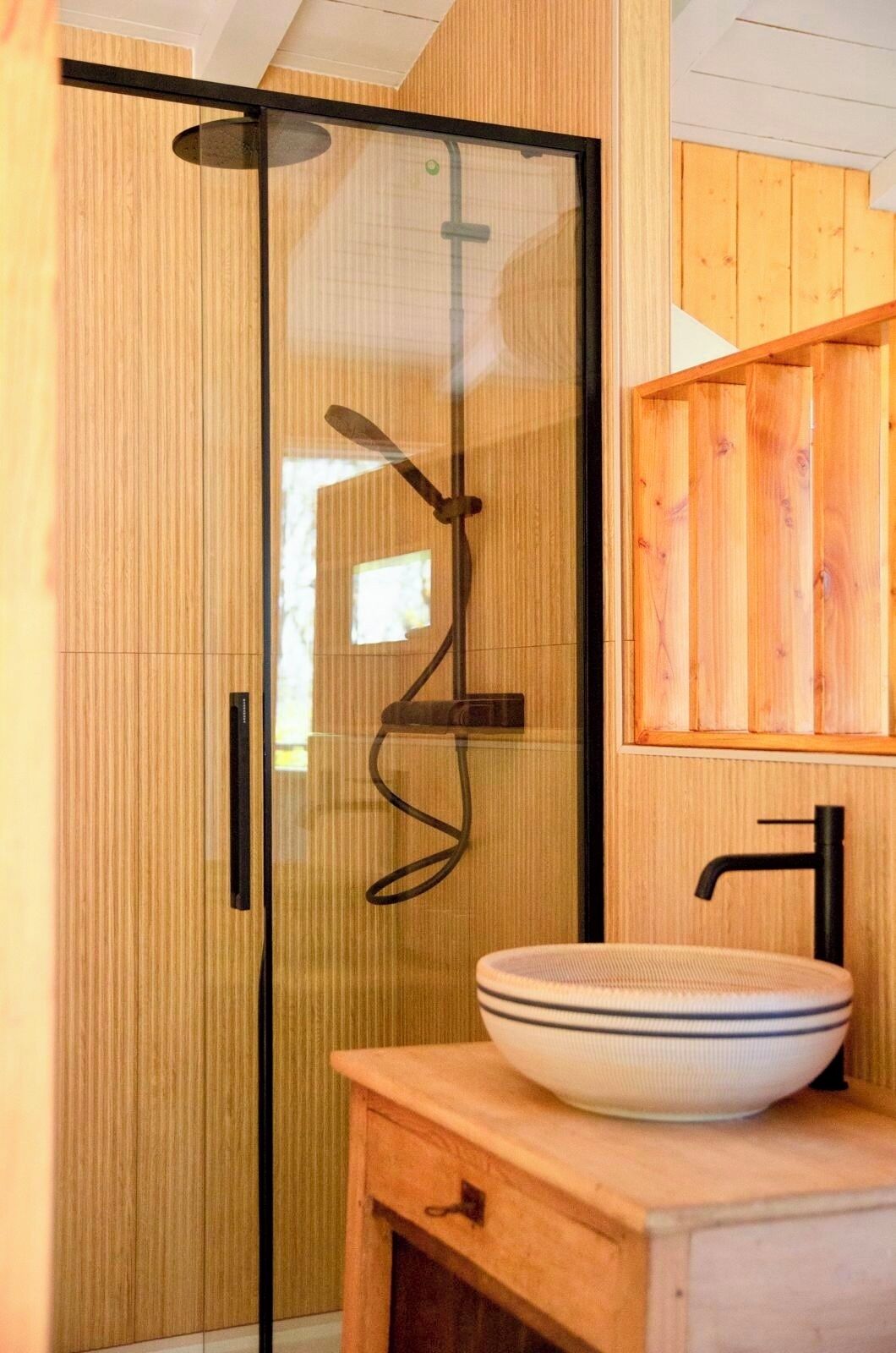 Douche, sèche-cheveux, serviettes fournies