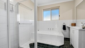 Shower, hair dryer, towels - Husky Hideaway by Experience Jervis Bay (Huskisson)