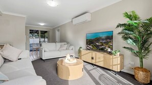 TV, books - Husky Hideaway by Experience Jervis Bay (Huskisson)