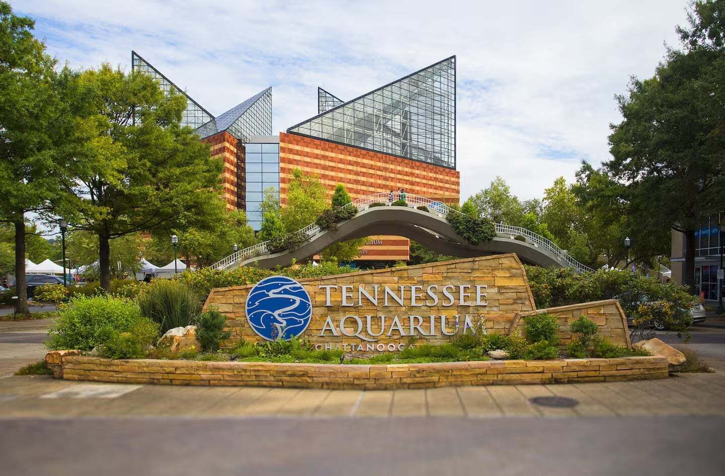 Das Schild des Tennessee Aquarium vor einem modernen Gebäude.