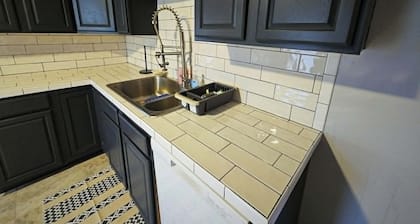 Right B Flyer, 3 bedroom walking distance to University of Dayton.